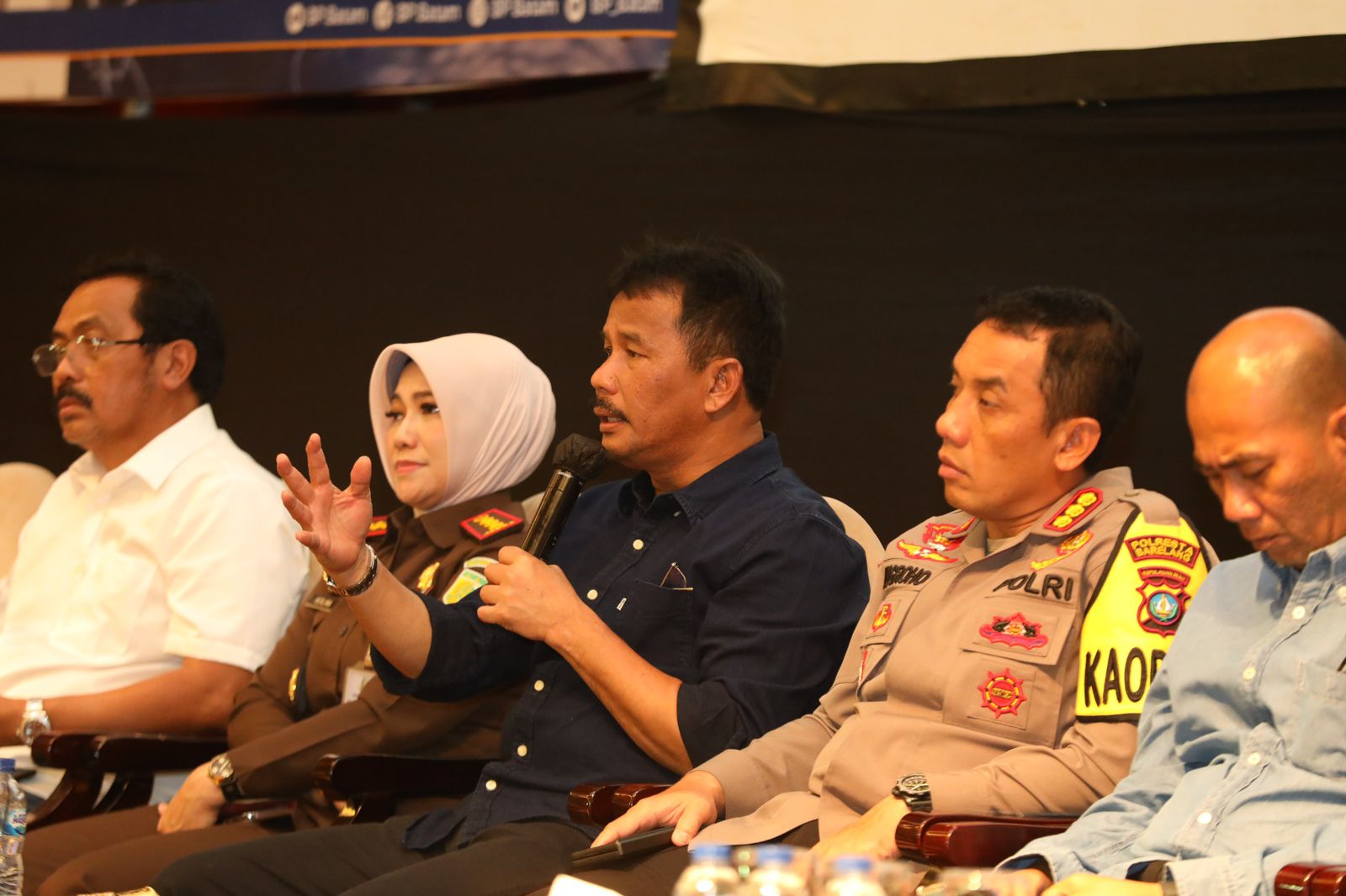 Caption : Kepala BP Batam, Muhammad Rudi, saat melakukan sosialisasi pengembangan Pulau Rempang bersama FKPD dan tokoh masyarakat.