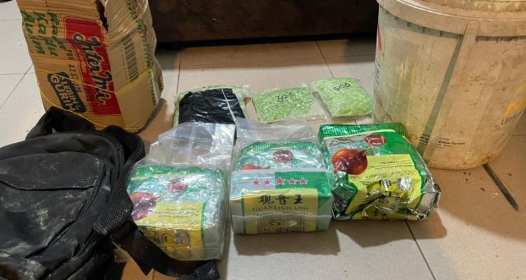Polda Kepri ungkap peredaran narkotika jaringan internasional di Pulau Buru, Karimun, dengan barang bukti sabu dan ekstasi