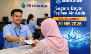 Ilustrasi Petugas Air Batam Hilir melayani pelanggan di kantor pelayanan Batam Center (Foto dibuat dengan AI)